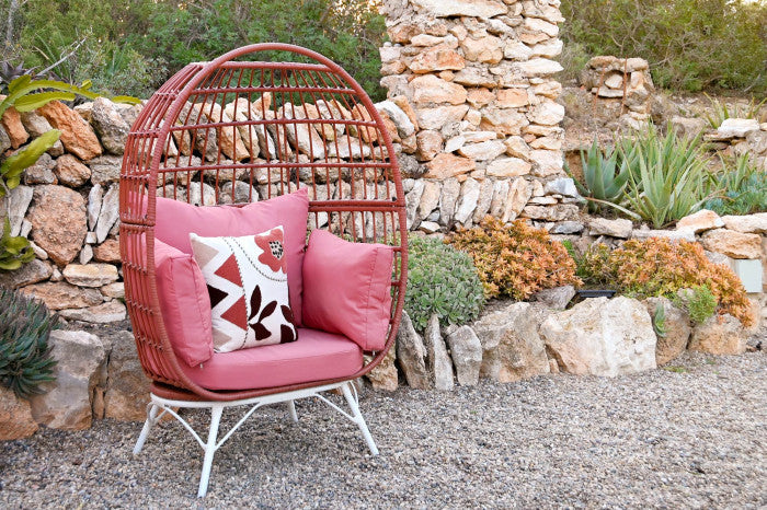 Sillón de ratán sintético rosa viejo con cojines para exterior
